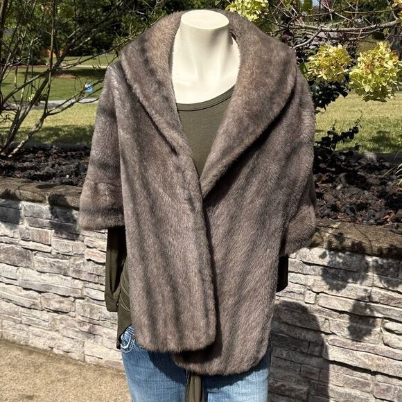 Jackets & Blazers - Elegant Gray Fur Shawl